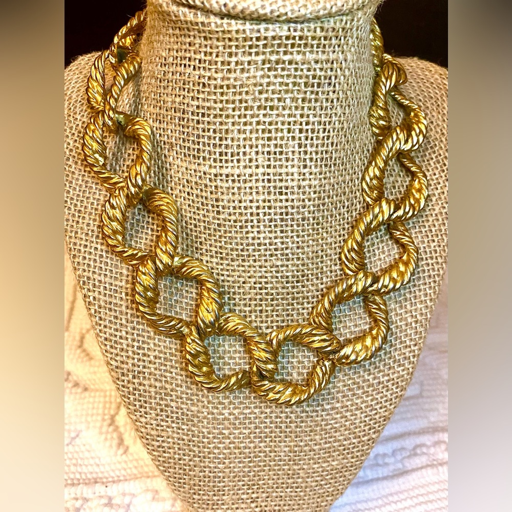 ANNE KLEIN CHUNKY Vintage Gold
Plated Rope Link Toggle Necklace...